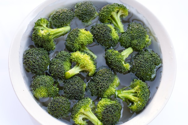 Broccoli freschi imbevuti in una ciotola d'acqua bianca