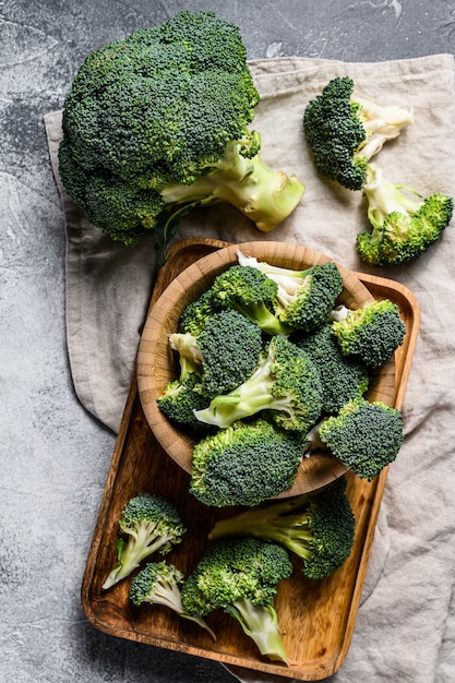 Broccoli freschi in una ciotola di legno.
