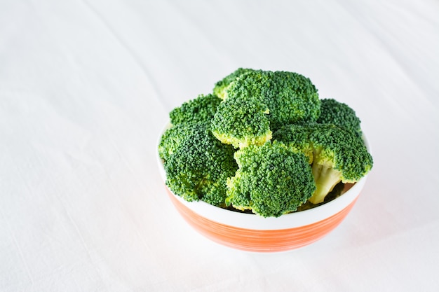 Broccoli freschi in una ciotola su un tavolo su un panno. Dieta cibo sano.