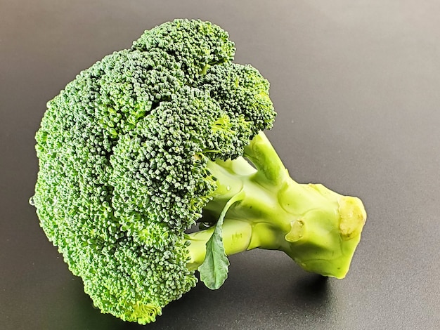 Broccoli freschi isolati su bianco