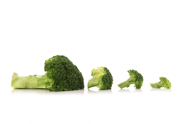 Broccoli freschi isolati su fondo bianco