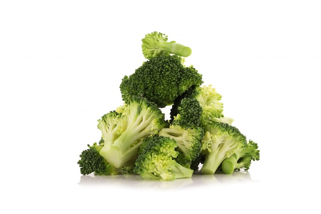 Broccoli freschi isolati su fondo bianco