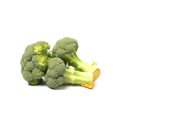 Broccoli freschi isolati su sfondo bianco con spazio di copia