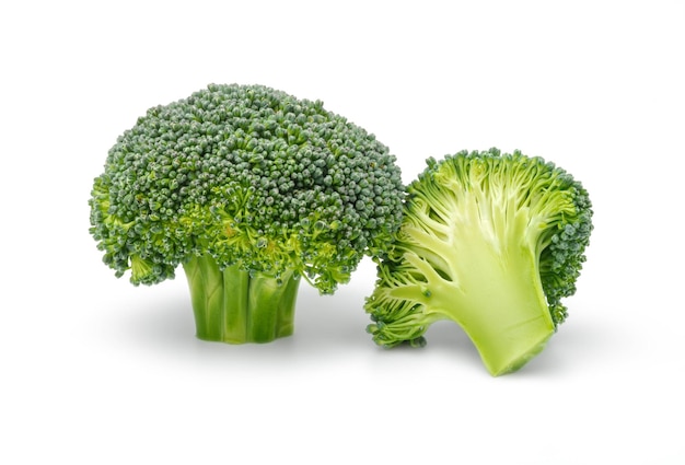 Broccoli freschi isolati su sfondo bianco