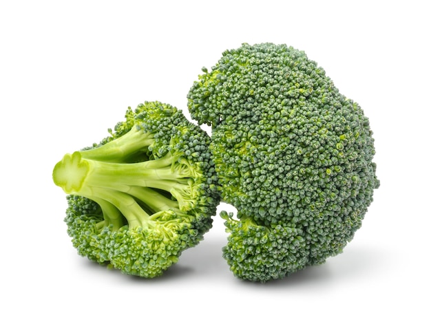 Broccoli freschi isolati su sfondo bianco