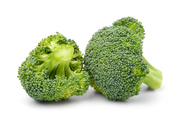 Broccoli freschi isolati su sfondo bianco