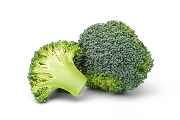 Broccoli freschi isolati su sfondo bianco