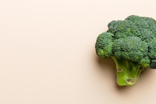 Broccoli freschi isolati su sfondo bianco