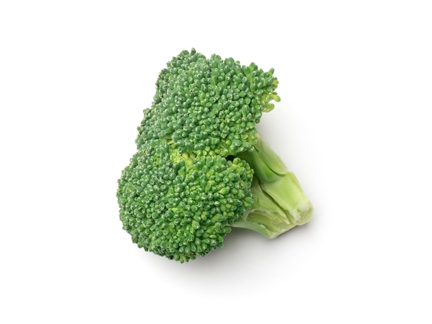 Broccoli freschi su bianco