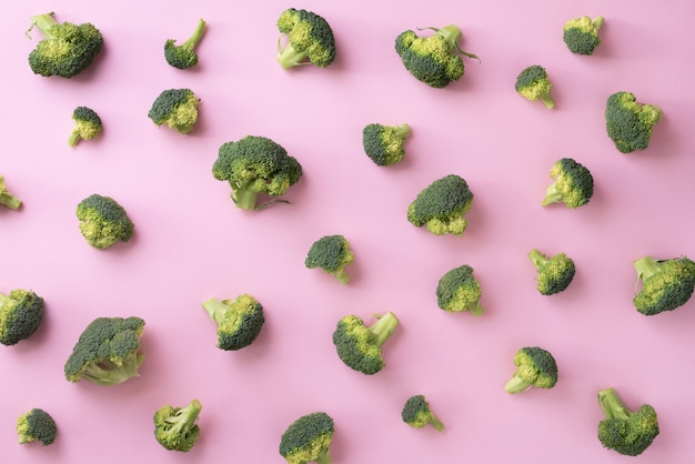 broccoli freschi su sfondo di carta rosa