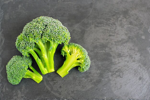 Broccoli freschi su sfondo nero. Vista dall'alto