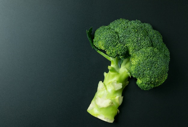 Broccoli freschi su sfondo nero