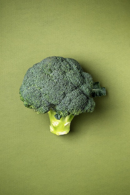 Broccoli freschi su sfondo verde Tutta la carta da parati cavolo broccoli crudi