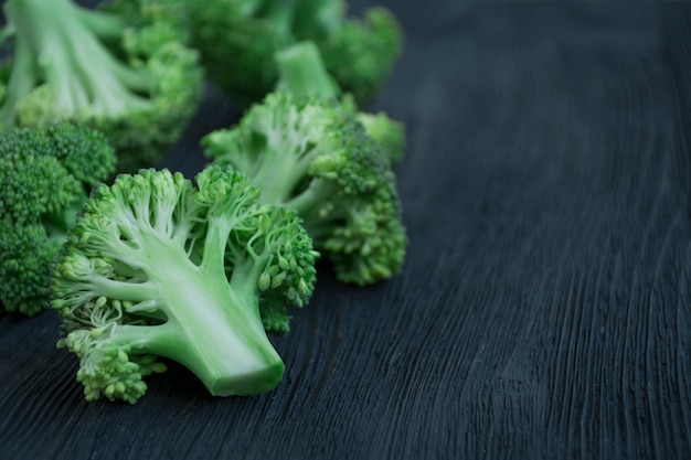 Broccoli freschi su una tavola di legno.