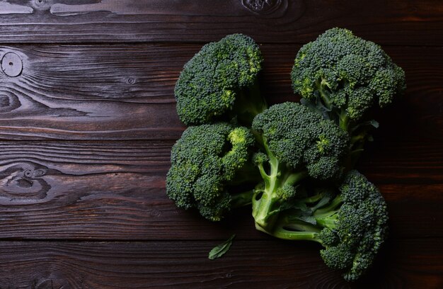 Broccoli freschi su uno sfondo di legno
