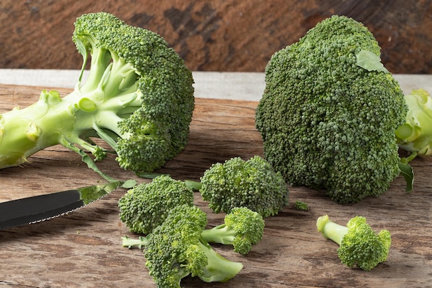 Broccoli freschi sul tagliere