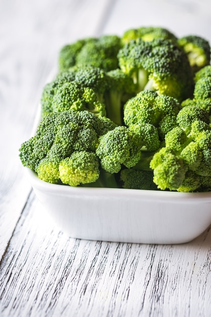 Broccoli freschi sulla ciotola bianca