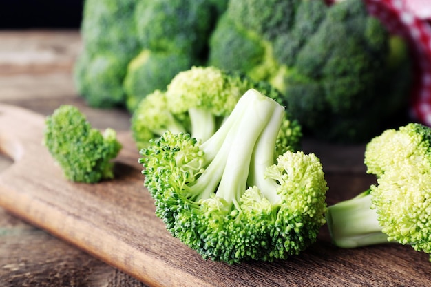 Broccoli freschi sulla fine di legno della tavola su