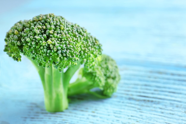 Broccoli freschi sulla tavola di legno