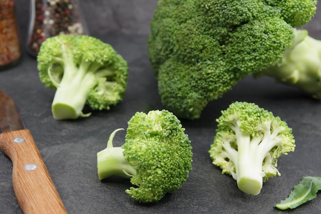 Broccoli freschi verdi su sfondo nero