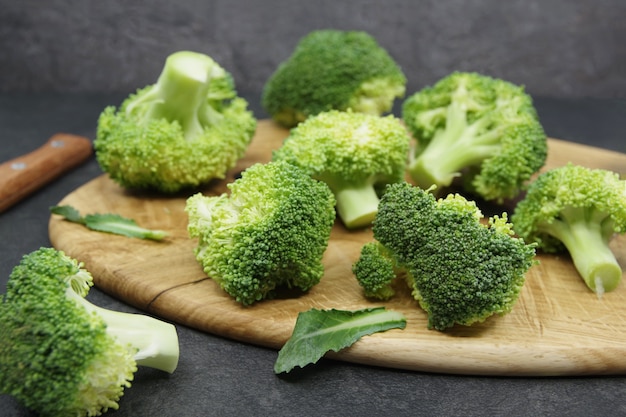 Broccoli freschi verdi su un tagliere di legno