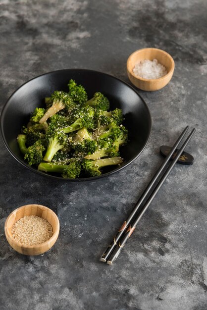 Broccoli fritti su composizioni di sfondo scuro