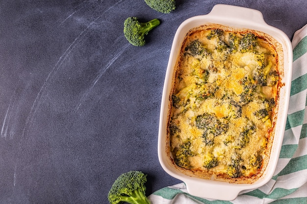 Broccoli gratinati in una teglia, vista dall'alto.