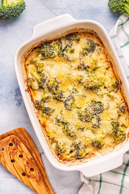 Broccoli gratinati in una teglia, vista dall'alto.