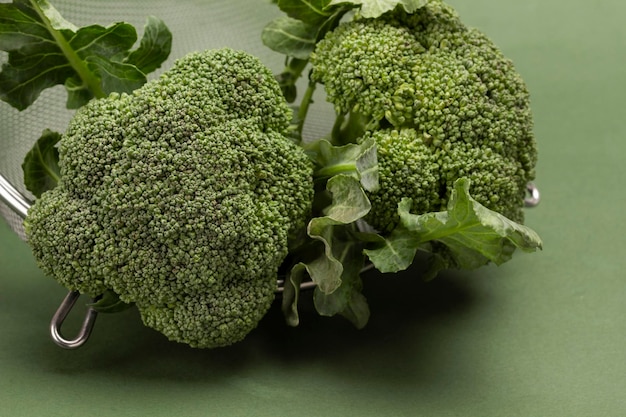 Broccoli in metallo scolapasta Primo piano Vista dall'alto Sfondo verde