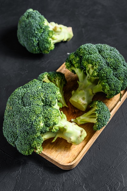 Broccoli in una ciotola di legno.