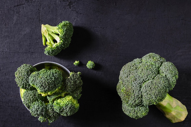 Broccoli in una ciotola su uno sfondo nero.