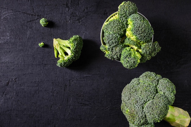 Broccoli in una ciotola su uno sfondo nero.