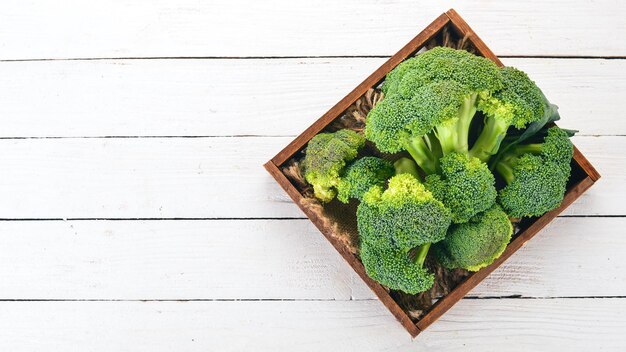 Broccoli in una scatola di legno Cibo sano su uno sfondo di legno Vista dall'alto Spazio di copia