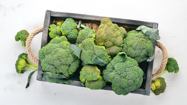 Broccoli in una scatola di legno Cibo sano su uno sfondo di legno Vista dall'alto Spazio di copia