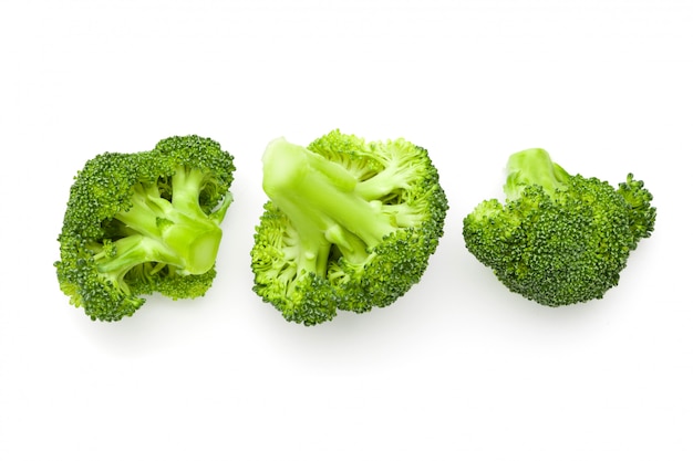 Broccoli isolati su bianco