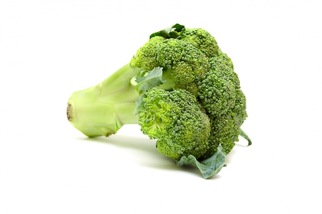 Broccoli isolati su bianco