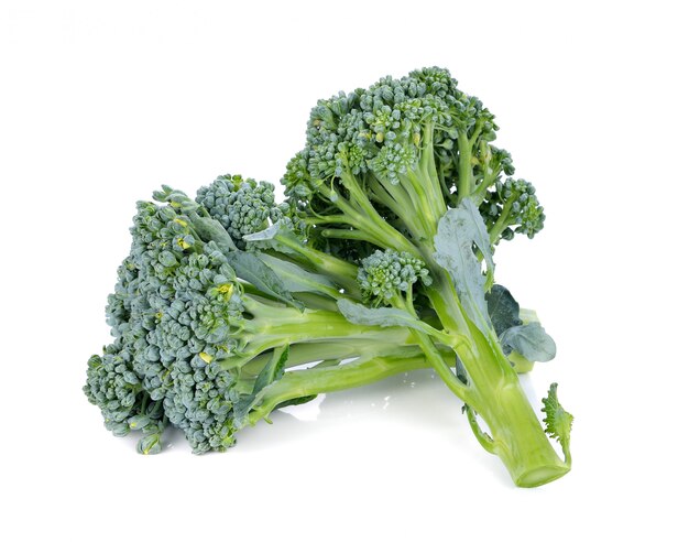 Broccoli isolati su bianco