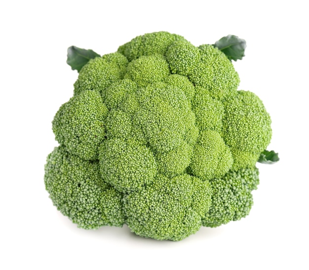 Broccoli isolati su sfondo bianco. Verdura cruda dei broccoli verdi Avvicinamento.