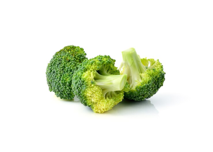 Broccoli isolati su sfondo bianco