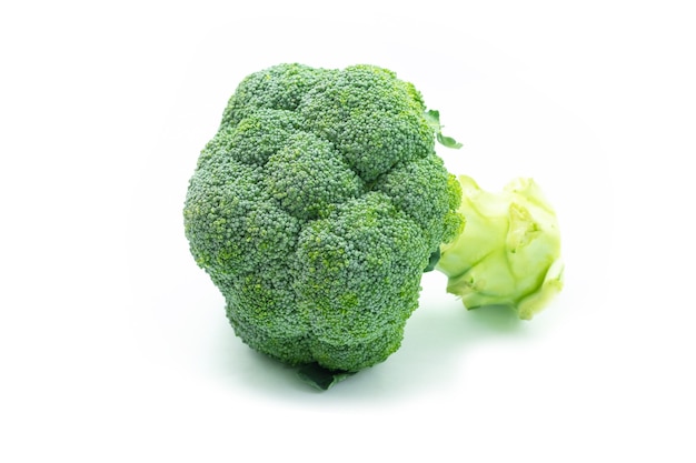 Broccoli isolati su sfondo bianco