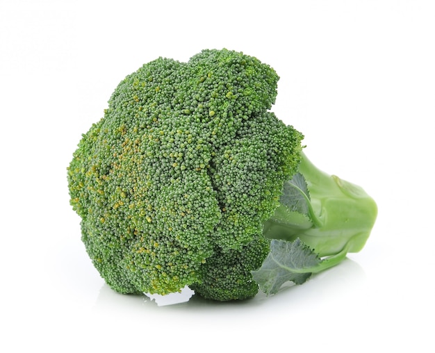 Broccoli isolati su spazio bianco