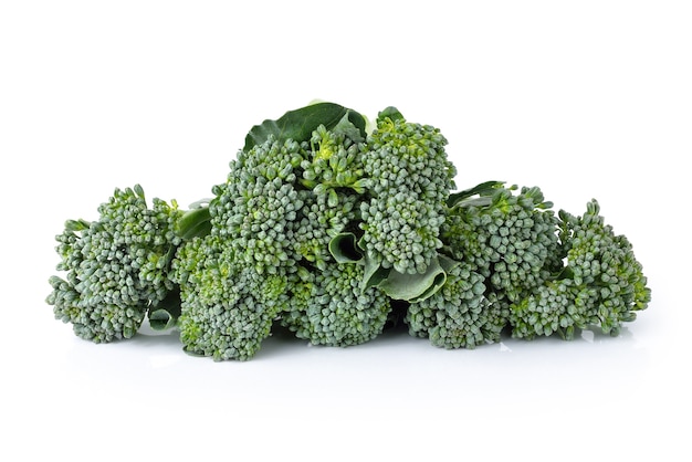 Broccoli isolato su sfondo bianco