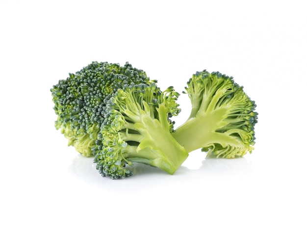 Broccoli isolato su sfondo bianco