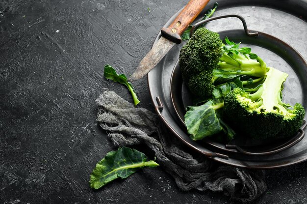 Broccoli lessati su un vassoio di metallo. Cibo dietetico vegetariano sano. Vista dall'alto.