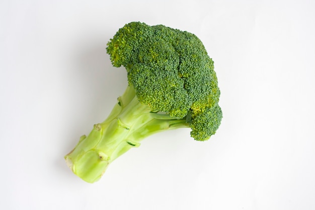 Broccoli maturi, infiorescenza, isolati su bianco