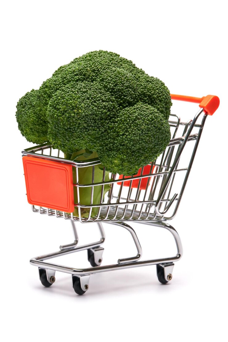 Foto broccoli organici naturali freschi in carrello isolato su fondo bianco