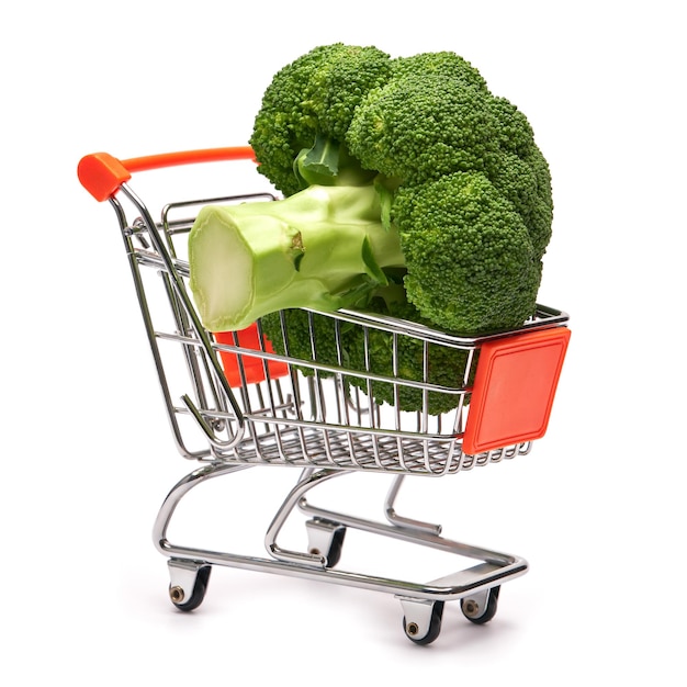 Broccoli organici naturali freschi in carrello isolato su fondo bianco