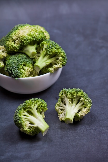 Broccoli organici verdi freschi in ciotola bianca