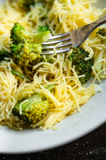 Broccoli pasta fine vermicelli secondo piatto senza carne pasto fresco spuntino sul tavolo copia spazio cibo