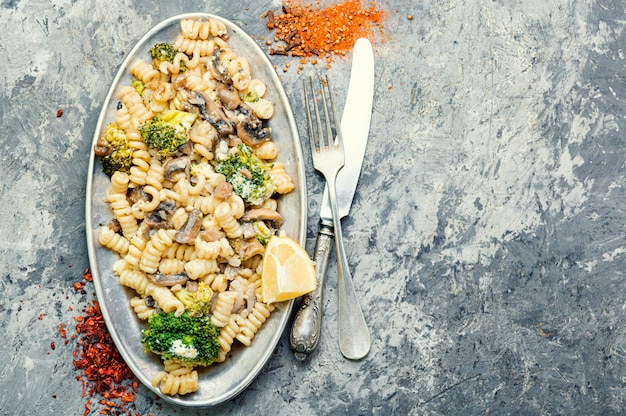 Broccoli pasta nel vassoio